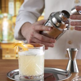 TIMELESS � beliebtes dickwandiges Glas mit Relief zum Servieren von Spirituosen.